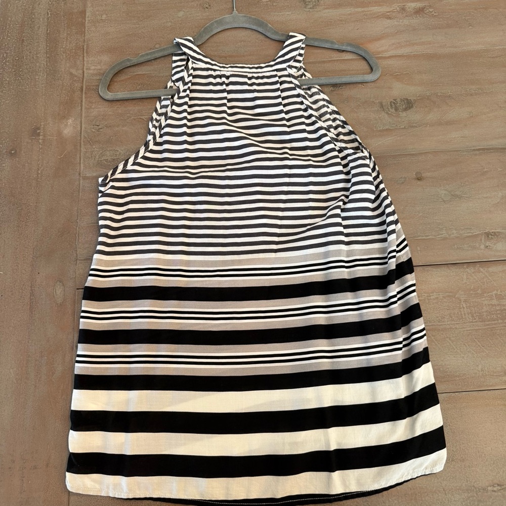 Old Navy B&W striped, sleeveless blouse split neck button-front detail Sz M EUC - Picture 8 of 10